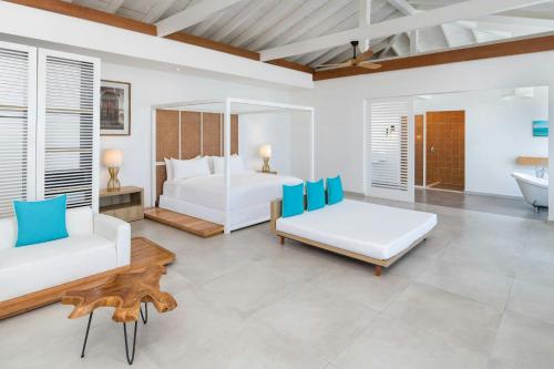 Tempat tidur dalam kamar di Le Mersenne Zanzibar, Autograph Collection