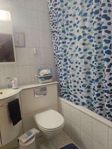 Koupelna v ubytování 3 und halb zimmer Wohnung Birsfelden