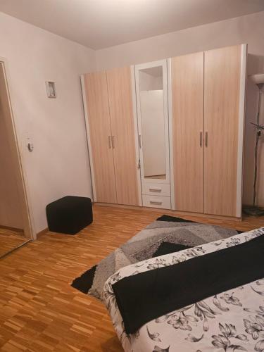 Una cama o camas en una habitación de 3 und halb zimmer Wohnung Birsfelden