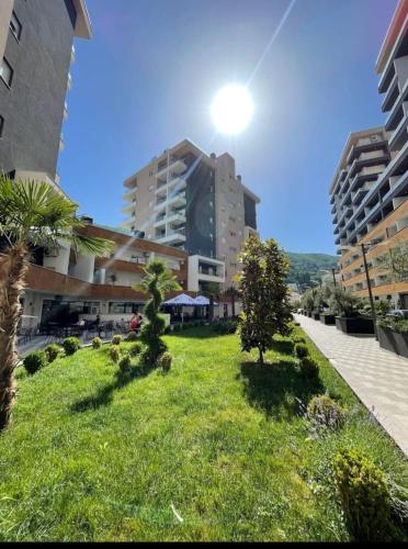 un parc devant un grand bâtiment dans l'établissement Studio, à Budva