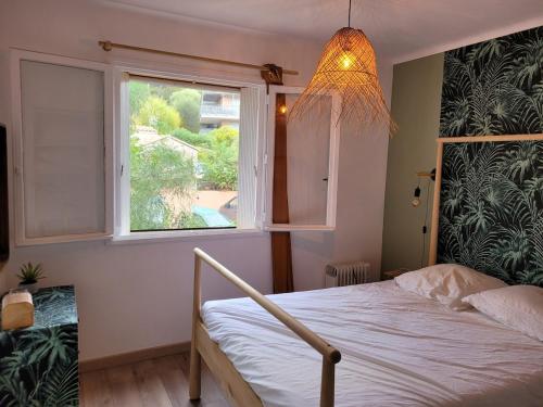 une chambre avec un lit et une fenêtre dans l'établissement Joli T2 à Giens, à Hyères