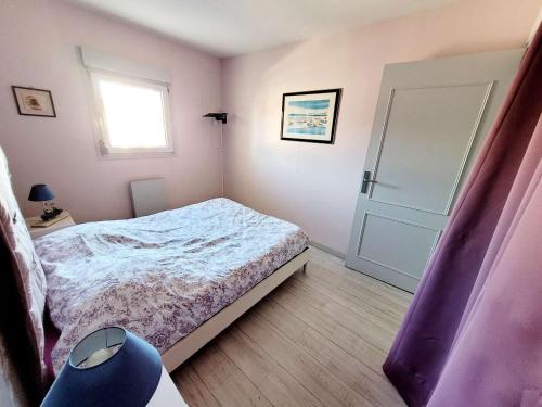 - une chambre avec un lit, une fenêtre et une porte dans l'établissement Charmant T2 avec Balcon à Deux Pas de la Digue, Plein Ouest - Cuisine Équipée, Séjour Lumineux - FR-1-675-24, à Wimereux
