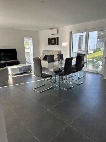 - un salon avec une table à manger et des chaises dans l'établissement Le coin de nature paisible, à Wentzwiller