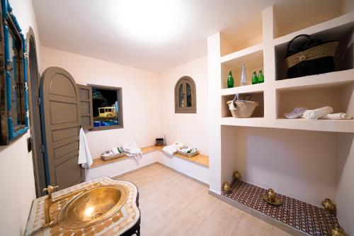 a bathroom with a tub and a sink at Palais Aureola Luxury Padel and Home Cinema in NʼChaba