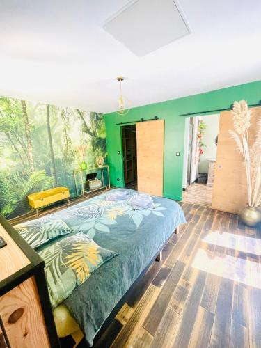 - une chambre avec un grand lit dans une pièce aux murs verts dans l'établissement Charmante maison familiale, à Sainte-Marie de Ré