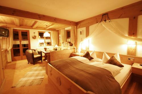 a bedroom with a large bed in a room at Das Landhaus in Pfronten
