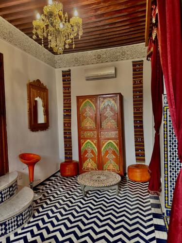 Ένα ή περισσότερα κρεβάτια σε δωμάτιο στο Riad Tagore