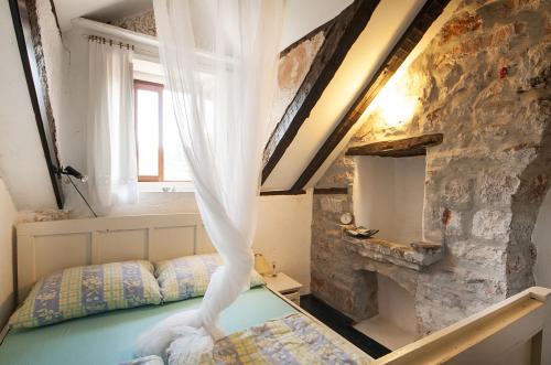 Un pat sau paturi într-o cameră la Stone house Na Rudini