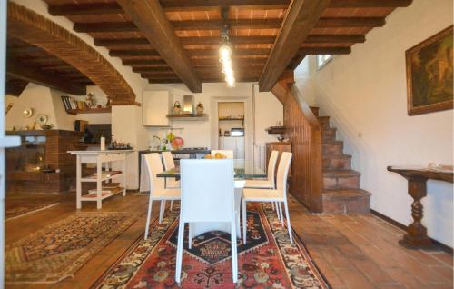 a kitchen and dining room with a table and chairs at 2 Bedroom Gorgeous Home In Capolona in Capolona
