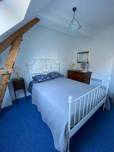 - une chambre dotée d'un lit blanc et d'une moquette bleue dans l'établissement Mill House Gite, à Villaines-la-Juhel