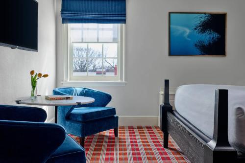 アレクサンドリアにあるMorrison House Old Town Alexandria, Autograph Collectionのベッドとテーブルと椅子のある寝室