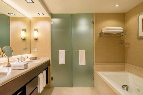 Ένα μπάνιο στο Sheraton Santiago Hotel & Convention Center