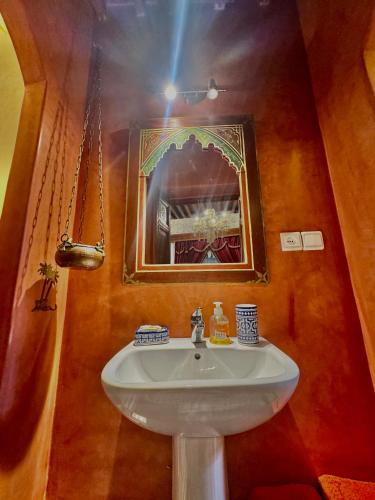 Ένα μπάνιο στο Riad Tagore