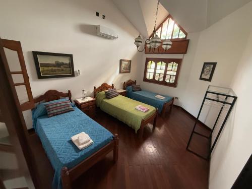 - un salon avec deux lits et une fenêtre dans l'établissement Departamento Temporal, à San Fernando del Valle de Catamarca