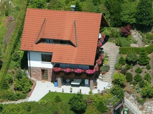 eine Aussicht auf ein Haus mit orangefarbenem Dach in der Unterkunft Apartment Herbert Panter in Bad Peterstal-Griesbach