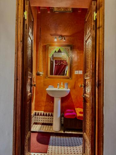 Ένα μπάνιο στο Riad Tagore