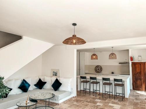 un salon avec un canapé et une table dans l'établissement Villa with private pool & Air Conditioning near St-Tropez, à Cogolin