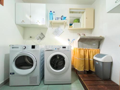 a laundry room with a washing machine and a washer at La Casa di LiLi in Pontassieve