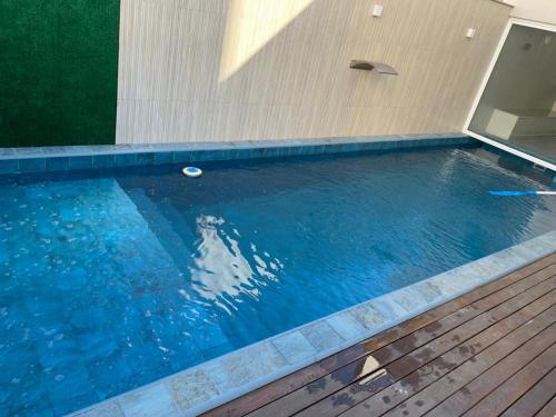 Swimmingpoolen hos eller tæt på Apartamento Beira Mar 3 Suites