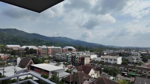 a view of a city with buildings and mountains at Kashouse hatyai in Ban Khlong Pleo