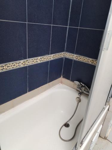 a bath tub with a hose in a bathroom at Casas en la playa 2 in Algarrobo
