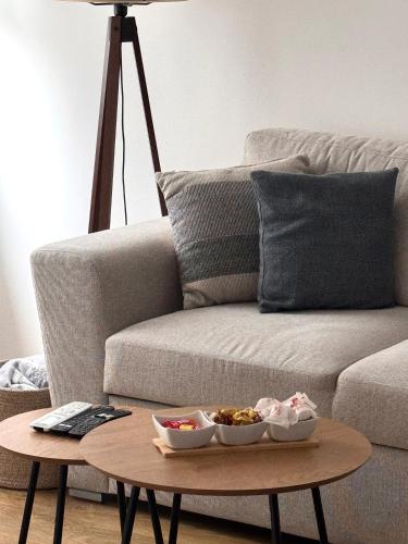 Ein Couchtisch mit zwei Schüsseln mit Essen auf einem Sofa in der Unterkunft Apartment Simovic in Cetinje