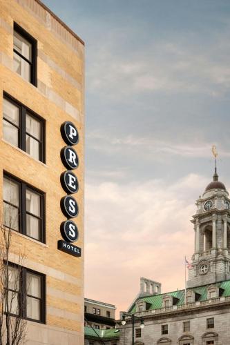 ポートランドにあるThe Press Hotel, Autograph Collectionの時計塔のある建物側の看板