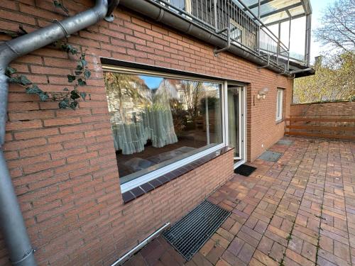 a window on the side of a brick building with a reflection at Kerpen Rarität in Kerpen