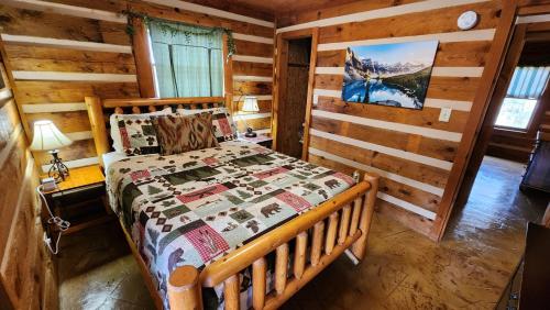 赛维尔维尔Rustic Cabin的小木屋里有一张床的卧室