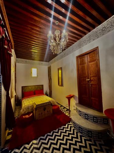 Ένα ή περισσότερα κρεβάτια σε δωμάτιο στο Riad Tagore