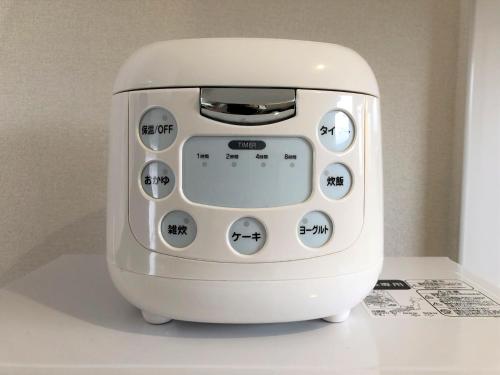 a white toaster sitting on top of a counter at 所沢駅徒歩10分の閑静なワンルーム ベルーナドーム 東京 川越観光拠点に コンビニ徒歩3分 in Tokorozawa
