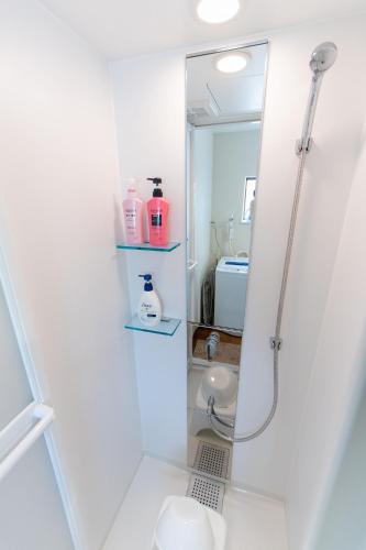 a bathroom with a shower and a sink at 所沢駅徒歩10分の閑静なワンルーム ベルーナドーム 東京 川越観光拠点に コンビニ徒歩3分 in Tokorozawa