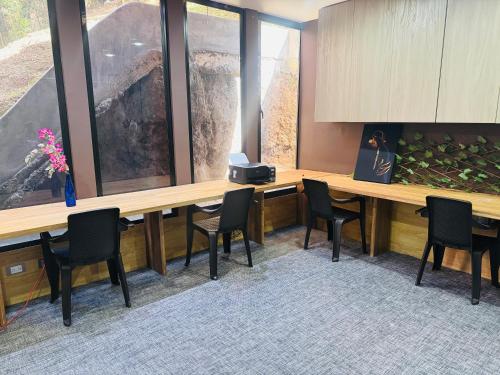 a conference room with a long wooden table and chairs at Grandioso apartaestudio muy cerca a Provenza 201 in Medellín