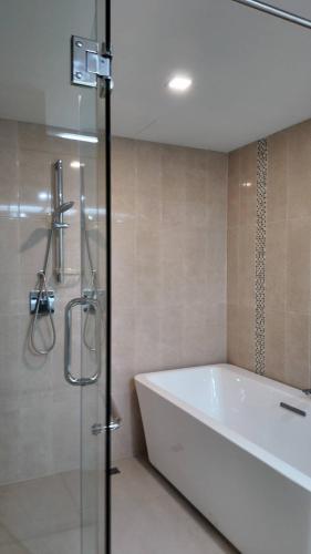 a bathroom with a bath tub and a shower at Kashouse hatyai in Ban Khlong Pleo