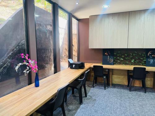 una stanza con un lungo tavolo con sedie e una caviglia di Gran loft cerca al tesoro y al lleras 121 a Medellín