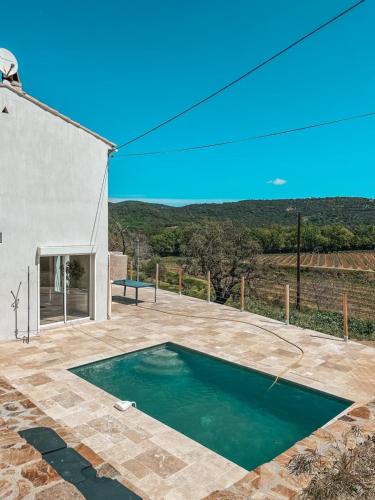 une maison avec une piscine sur une terrasse dans l'établissement Villa with private pool & Air Conditioning near St-Tropez, à Cogolin