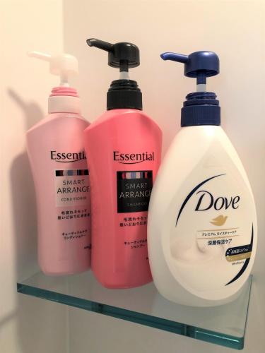 three bottles of detergent on a shelf in a bathroom at 所沢駅徒歩10分の閑静なワンルーム ベルーナドーム 東京 川越観光拠点に コンビニ徒歩3分 in Tokorozawa