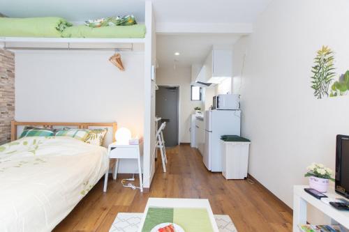 a small bedroom with a bed and a desk at 所沢駅徒歩10分の閑静なワンルーム ベルーナドーム 東京 川越観光拠点に コンビニ徒歩3分 in Tokorozawa