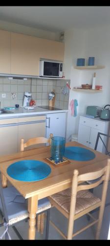 Dapur atau dapur kecil di Vue superbe grand balcon joli studio Gaëlle 50 m cures