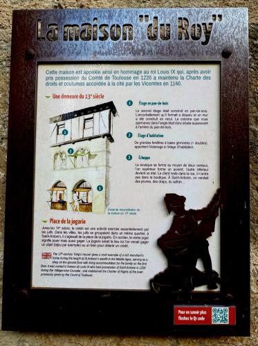 un panneau avec une photo d'une maison dans l'établissement Maison du Roy / Royal Chambers, à Saint-Antonin