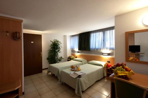 Postel nebo postele na pokoji v ubytování Hotel Roma