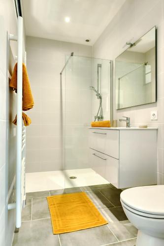 une salle de bain avec une douche, des toilettes et un lavabo dans l'établissement Maison Rénovée, Vue sur Nature, à Fontanès