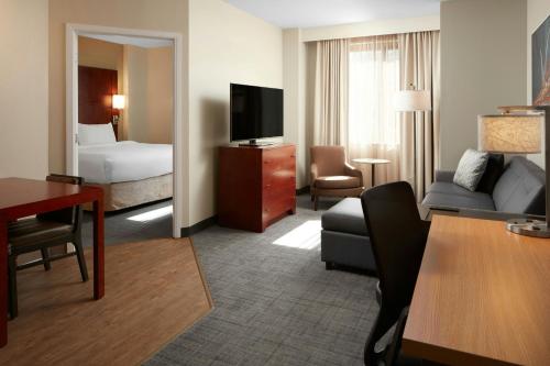 Televisyen dan/atau pusat hiburan di Residence Inn Arlington Courthouse