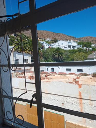 Cozy room in the Heart of Simon's Town في كيب تاون: منظر موقع بناء من النافذة