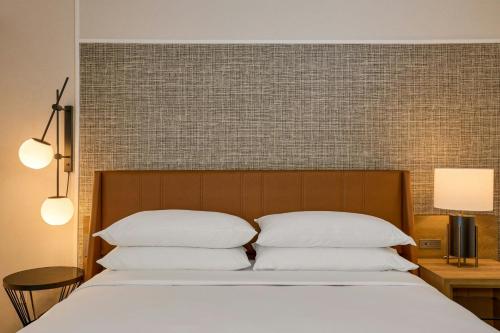 Postel nebo postele na pokoji v ubytování Sheraton Grand Sacramento