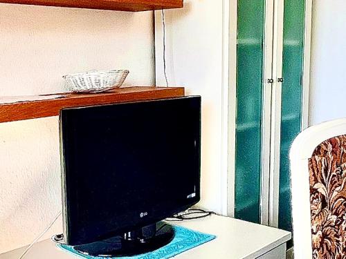 a computer monitor sitting on top of a desk at Villa Mare Azzurro, 2 passi dal mare in Simius