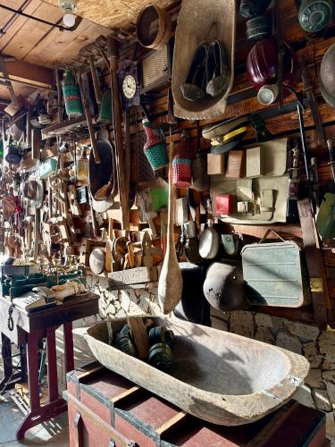 a wall filled with lots of pots and pans at Pensiunea Casa Cezara in Silvaşu de Jos