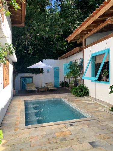 ein Swimmingpool im Hinterhof eines Hauses in der Unterkunft Zeisa House in Maresias