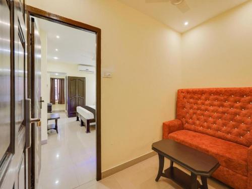 uma sala de estar com um sofá e um espelho em Al Noor Residency Business Class Hotel em Chennai