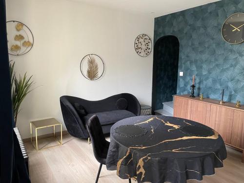 - un salon avec une chaise, un canapé et des réveils dans l'établissement Hom & Love, Love Room BDSM, à Homécourt